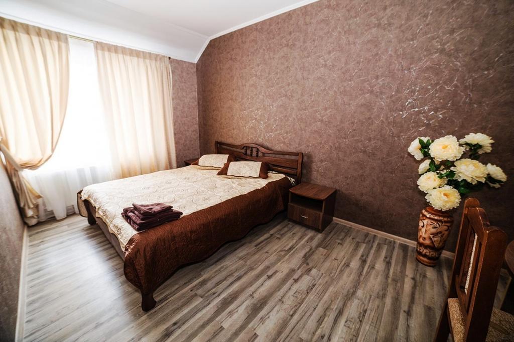 Hotel Corner House Lutsʼk Exterior foto